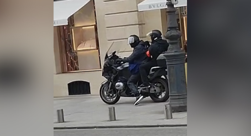 Paris Place Vend Me Braquage En Plein Jour De La Bijouterie Bulgari