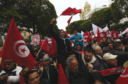 Des Tunisiens manifestant contre le terrorisme.