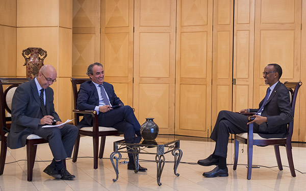 (De droite à gauche) Le Président Paul Kagame, Ahmed Charai et Hakim Arif