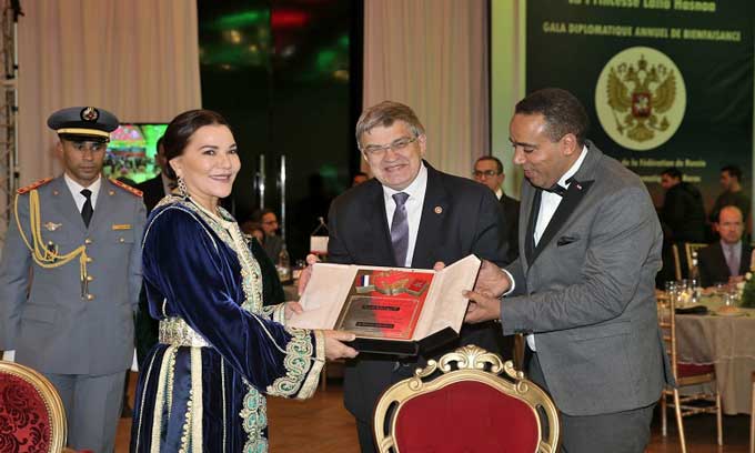 Lalla Hasnaa recevant l'écu de la Fondation diplomatique de bienfaisance.