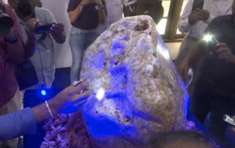 Un saphir bleu de 310 kg découvert dans une carrière au Sri Lanka