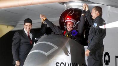 Mustapha Bakkoury avec les pilotes du Solar Impulse à Rabat-Salé