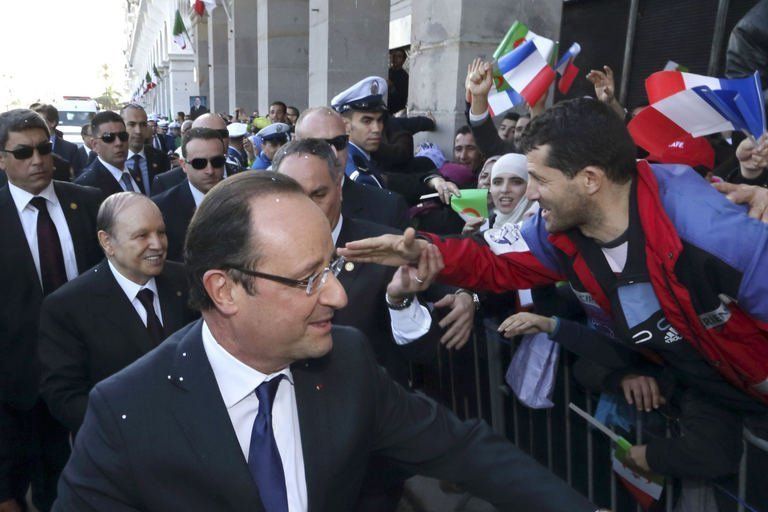 le bain de foule de François Hollande à Alger