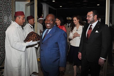 Le Roi Mohammed VI, le président Ali Bongo et leurs épouses (Photo de la page du président du Gabon)