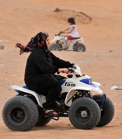 Saoudienne conduisant un quad (AFP)