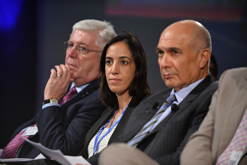 De gauche à droite : Greg Kennedy, chairman du German Marshall Fund (GMF), Mbarka Bouaida, ministre déléguée auprès du ministre des Affaires et Mostafa Terrab, PDG de l’OCP à l'ouverture d'Atlantic dialogues 2013.