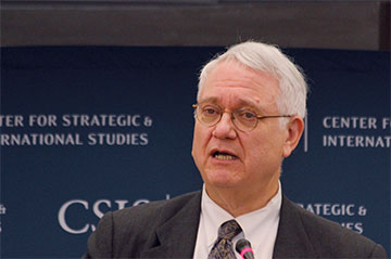 John Hamre, Président du Centre des études internationales et stratégiques (CSIS) et ancien Sous-Secrétaire américain à la Défense.