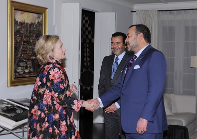 Le Roi Mohammed VI et le Prince Moulay Rachid accueillant Hillary Clinton
