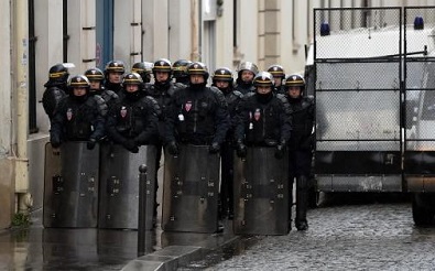 Les forces anti-émeutes françaises surveillent. (photo toute-l'info.fr)