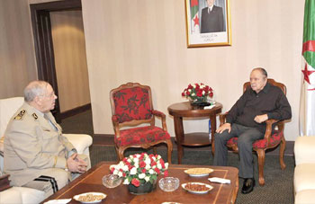 Abdelaziz Bouteflika avec le général Gaïd Salah