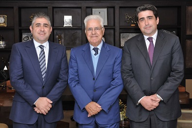 Abdelali Berrada Sounni entouré de ses fils Hicham (G) et Saad (D)