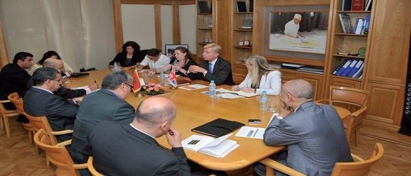 Cathy Hodge, en compagnie de l’ambassadeur du Royaume-Uni à Rabat, lors d’une réunion tenue en juin dernier avec le département de l’Equipement et du transport.