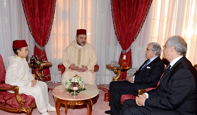 Mohammed VI accompagné de Moulay Hassan recevant le wali de BAM et le président du CSSE