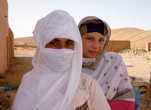 Nejma et sa fille Habiba viennent de Tiliwa pour faire leur shopping hebdomadaire.