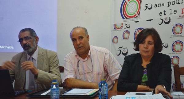 Khadija Yamlahi (CMEPT) en campagnie de Mohamed Gnouch (FNAPEM), président de la Fédération Nationale des Associations des Parents d’Élèves du Maroc lors de la conférence de presse à Rabat. 