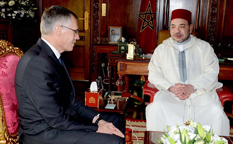 Le Roi Mohammed VI recevant à Rabat le Président du directoire du groupe PSA Peugeot-Citroën, Carlos Tavares.