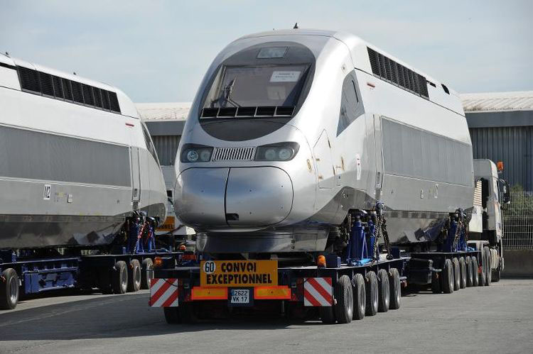 La locomotive de la première rame du futur TGV marocain, dans le port de La Rochelle le 26 juin 2015. PH. AFP