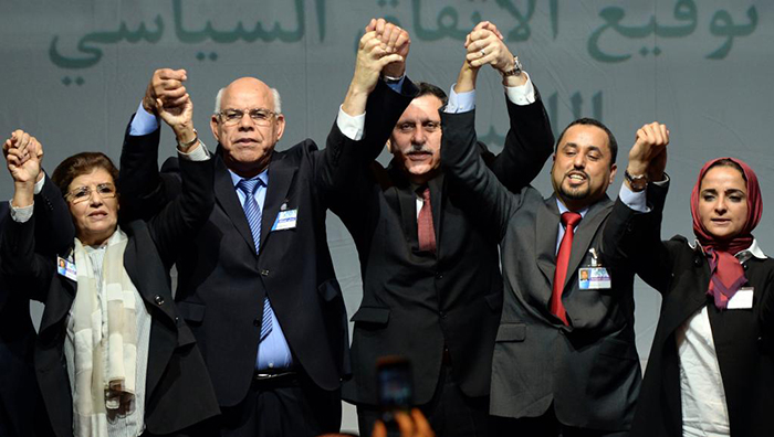 Fayez el-Sarraj entouré de membres des deux parlements libyens ennemis, le 17 décembre 2015 à Skhirat au Maroc. PH. AFP