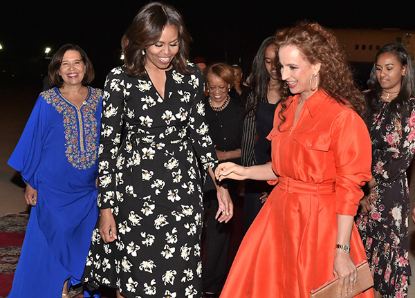 La Princesse Lalla Salma accueillant la Première Dame des Etats-Unis, Michelle Obama, accompagnée de ses deux filles, Malia et Sasha, à son arrivée à Marrakech.