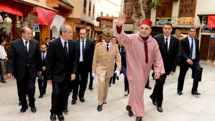 Le Roi Mohammed VI se promenant dans la médina de Fès.