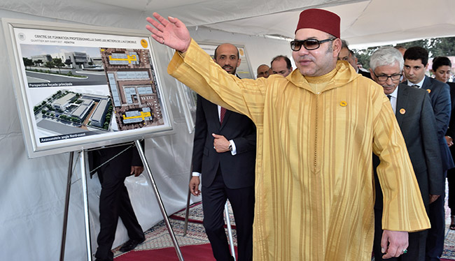 Le Roi Mohammed VI lançant les travaux de construction du Centre de formation professionnelle dans les métiers de l'automobile. 