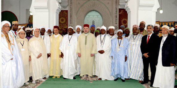 Photo-souvenir d’Amir Al Mouminine avec les membres du Conseil supérieur de la Fondation Mohammed VI des oulémas africains. 