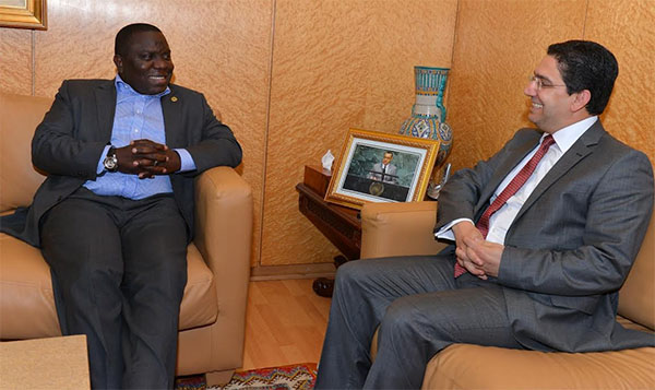 Le ministre délégué auprès du ministre des Affaires Étrangères et de la Coopération, Nasser Bourita, s'entretenant avec le ministre des Affaires Étrangères de la Zambie, Harry Kalaba.