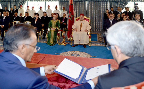 Le Roi Mohammed VI, accompagné de la Princesse Lalla Salma, présidente de la Fondation Lalla Salma - Prévention et Traitement des cancers,  présidant la cérémonie de signature des deux conventions.