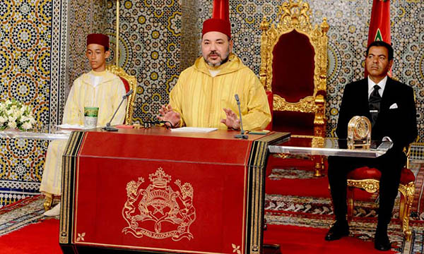 Le Roi Mohammed VI prononçant son discours à l'occasion du 63e anniversaire de la Révolution du Roi et du Peuple.