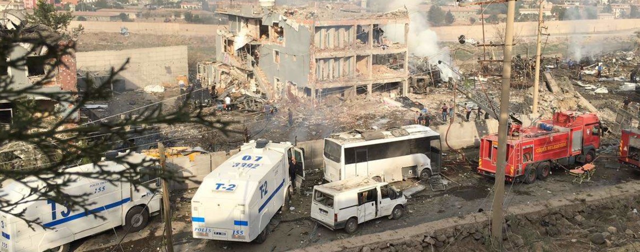 Turkish police and firefighters are parked near a damaged police headquarters after a car bomb killed eight Turkish police officers and injured 45 people on August 26, 2016 in Cizre, southeastern Turkey, an attack blamed on Kurdish militants, state media said.
Two of the wounded were in a serious condition after the blast, which was carried out by the Kurdistan Workers Party (PKK), the state-run Anadolu news agency said. / AFP PHOTO / DOGAN NEWS AGENCY / STR / Turkey OUT