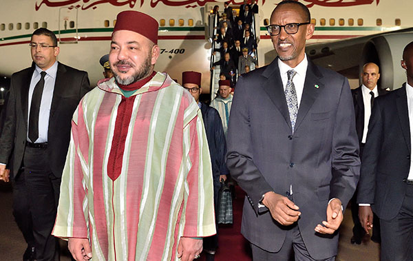 Le Roi Mohammed VI avec le Préside Kagame, à son arrivée à Kigali.