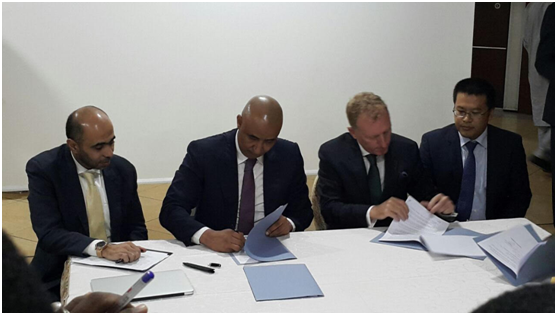 De gauche à droite :
Tarak Kadada, co-directeur de Gaia Equity
Mohamed Ali Ag Ibrahim, le ministre Malien du développement industriel
Ken Kinsella, co-directeur de Gaia Equity
Ly Yong, représentant de la société SINOMA