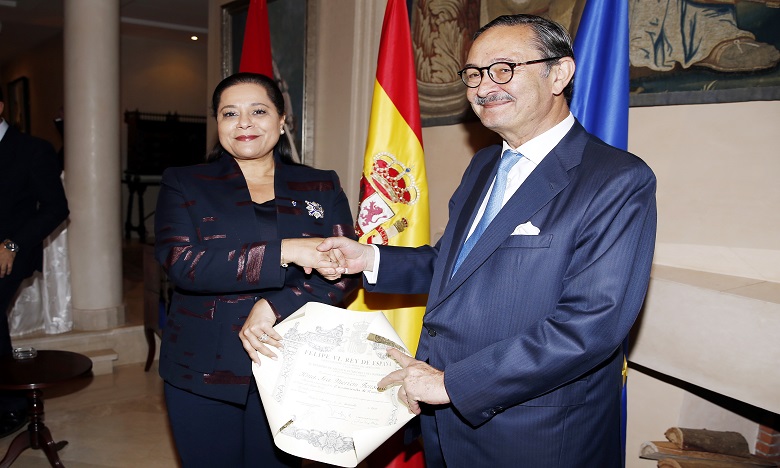 Décoration de Mme Miriem Bensalah-Chaqroun de la Croix de Grand Officier de l’ordre du Mérite civil du Royaume d’Espagne