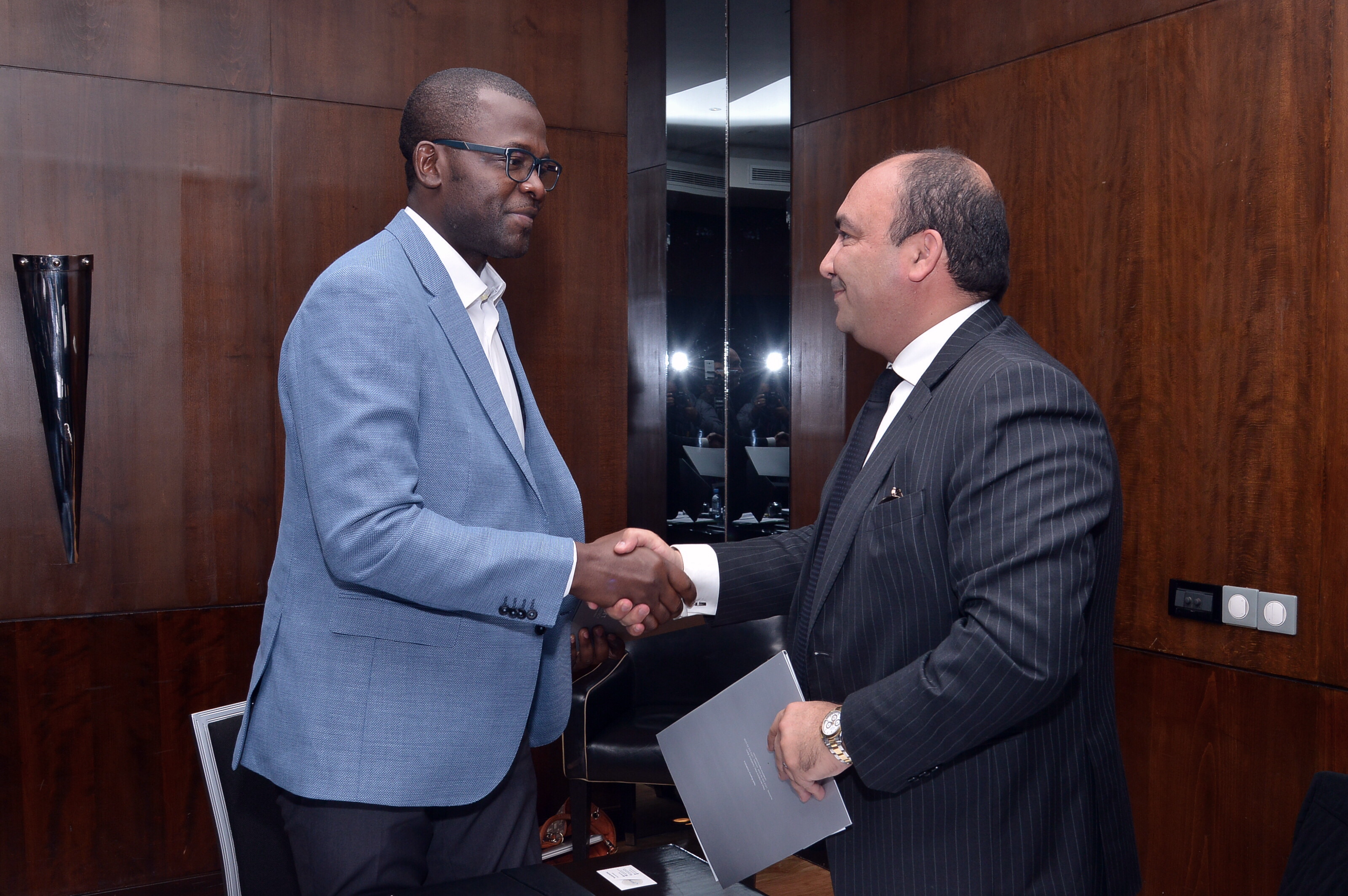 Signature d'un partenariat entre Moncef Belkhayat, président de WB Africa et Russelle Kikoeng, directeur exécutif de Cyclone Cameroun