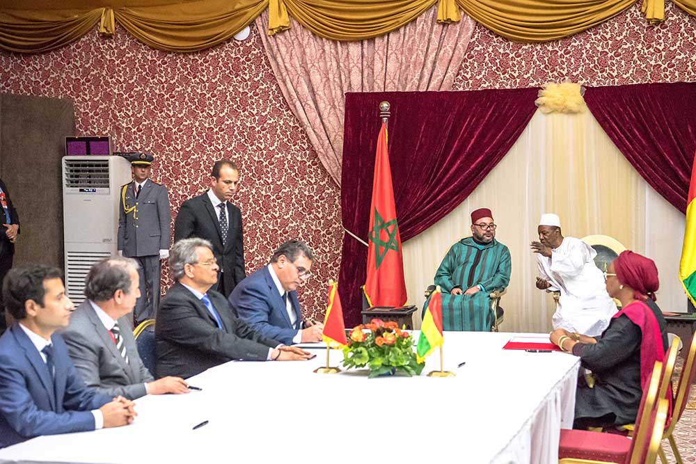 Le Roi Mohammed VI et le président de la République de Guinée Alpha Condé, présidant la cérémonie de signature de huit accords de coopération bilatérale.