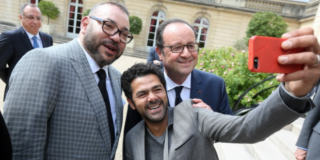 Jamal Debbouz prenant un selfie avec le Roi Mohammed VI et le Président Hollande