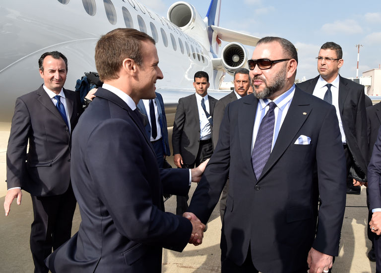 Le Roi Mohammed VI accueillant, le 14 juin 2017 à Rabat, le Président français Emmanuel Macron.