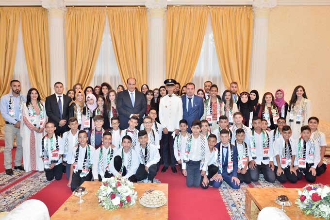 Le prince héritier Moulay El Hassan avec les enfants maqdessis participant à des colonies de vacances au Maroc.