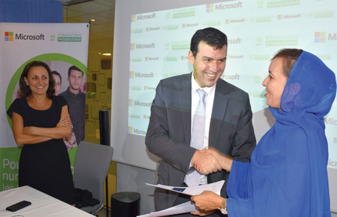 Le protocole d’accord a été signé, le 25 octobre 2017, par Hajbouha Zoubeir, Vice-Président délégué de la Fondation Phosboucraa, Leila Serhan, Directeur Général de Microsoft pour l'Afrique du Nord, la Méditerranée orientale et le Pakistan et Hicham Iraqi Houssaini, Directeur Général de Microsoft Maroc.