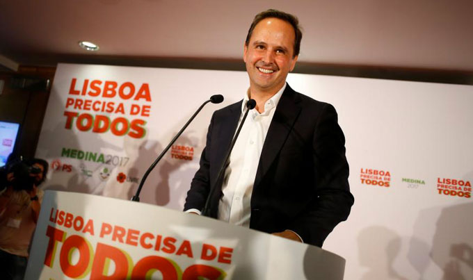 A Lisbonne, le maire socialiste sortant, Fernando Medina, l'a emporté avec 42% des voix. 