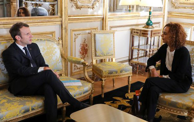 Le Président français, Emmanuel Macron recevant Leila Slimani à l'Elysée.