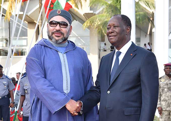A son arrivée, le Souverain a été accueilli par le Président ivoirien.