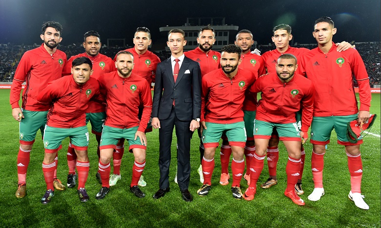 Le Prince Hu00e9riter Moulay El Hassan avec la su00e9lection nationale des joueurs locaux.