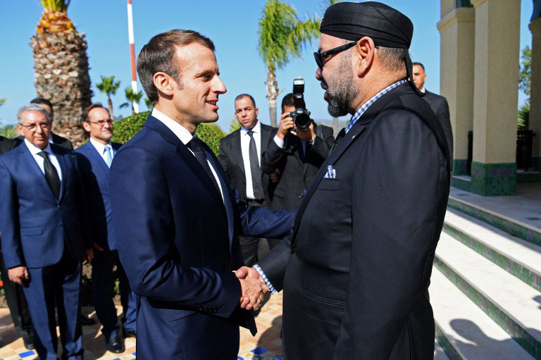 Ph. Archives. Le Roi Mohammed VI saluant Emmanuel Macron lors de sa dernière visite au Maroc