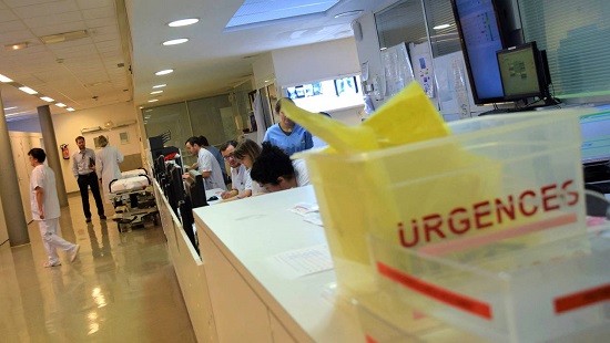 *** Local Caption *** Les urgences de lhôpital
de Saint-Brieuc sont saturées
Depuis le début de semaine, le service des urgences du centre hospitalier de Saint-Brieuc a du mal à réguler le flux de patients, plus nombreux à cause des épidémies de grippe et de gastro-entérite. Une nouvelle hausse des entrées est à craindre.
Page 7