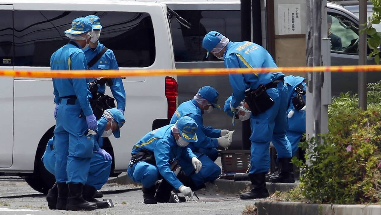 Forensic police investigate the crime scene where a man stabbed 19 people, including children, in Kawasaki on May 28, 2019. - Two people, including a child, were feared dead on May 28 in the mass stabbing attack that also injured 17 people in the Japanese city of Kawasaki, the local fire department said. (Photo by JIJI PRESS / JIJI PRESS / AFP) / Japan OUT
