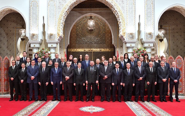 Sa Majesté le Roi Mohammed VI, que Dieu L'assiste, pose, lundi (22/01/2018) au Palais Royal à Casablanca, pour une photo-souvenir avec les membres du gouvernement, à l’issue de la cérémonie de nomination de cinq nouveaux ministres.