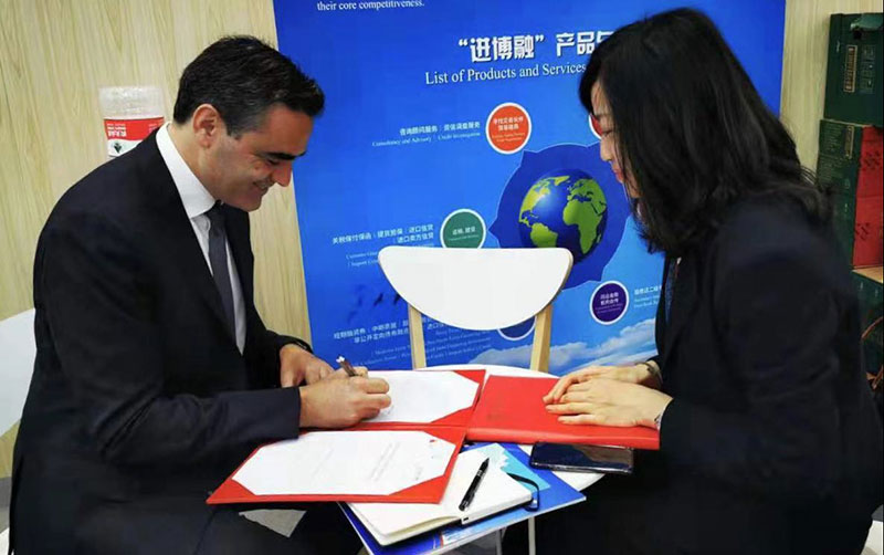 Reda Hamedoun d'AWB et Liu Chen EXIM Bank signant le Mémorandum d'entente.