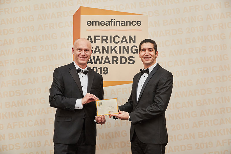 Mohamed Chami, Directeur Pays Attijariwafa bank Grande Bretagne et représentant du groupe Attijariwafa bank à la cérémonie, recevant le trophée des mains de Christopher Moore, CEO et éditeur du magazine EMEA Finance. 