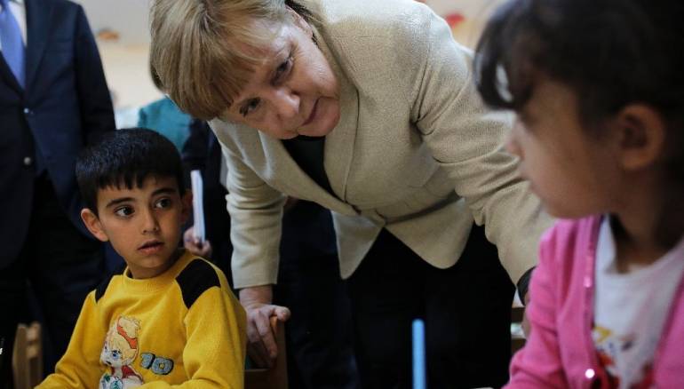 La chancelière allemande Angela Merkel avec des enfants. 